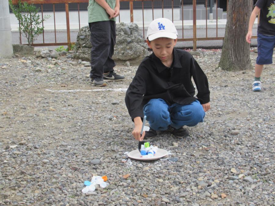 お玉でキャップ運び