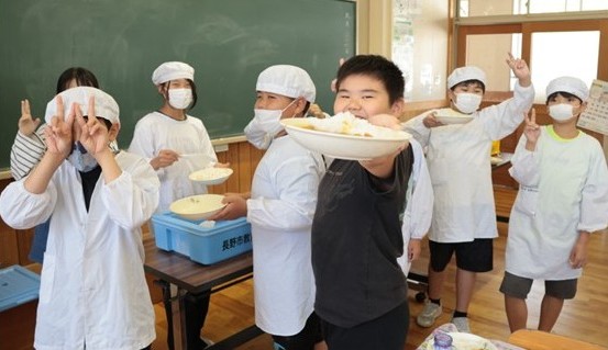 学校給食の配膳の様子の写真