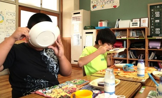 学校給食を食べている様子の写真