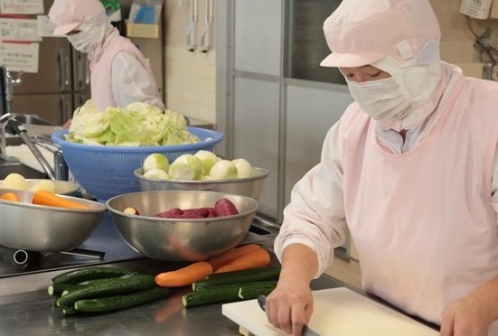 学校給食の調理の様子の写真