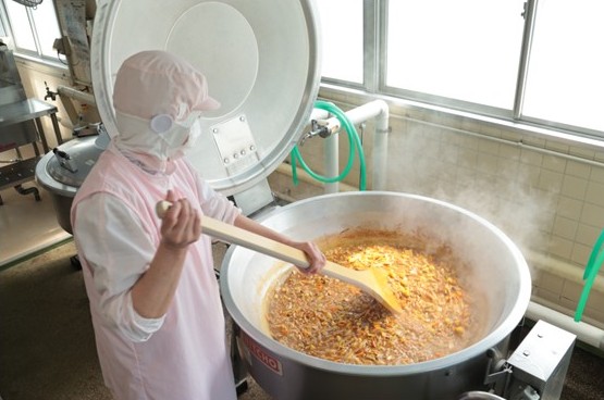 学校給食の調理の様子の写真