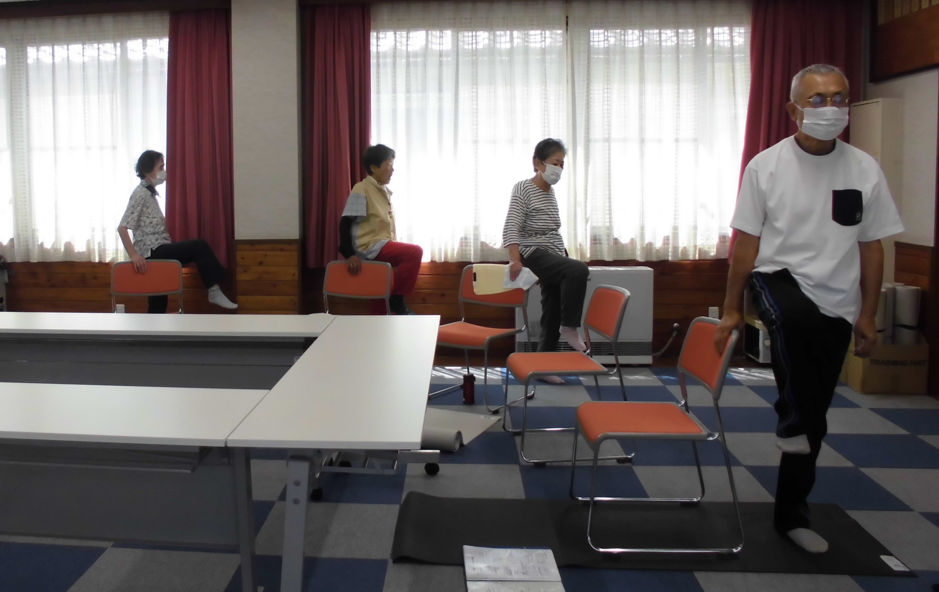 腿(もも)上げの筋トレの様子の写真