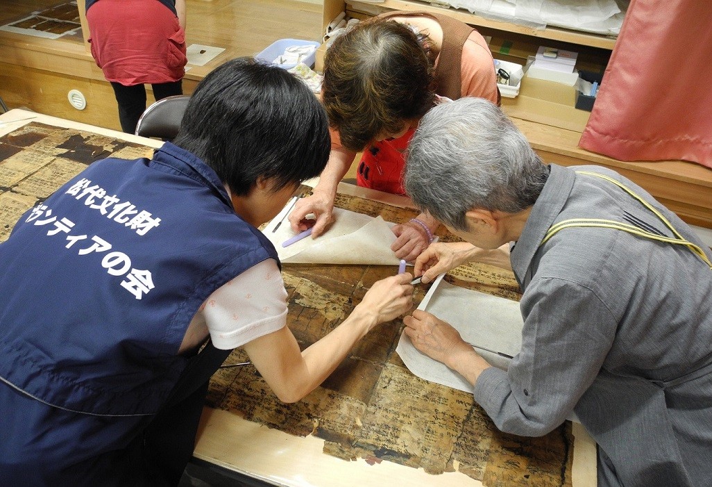 文書を剝がしているところの写真