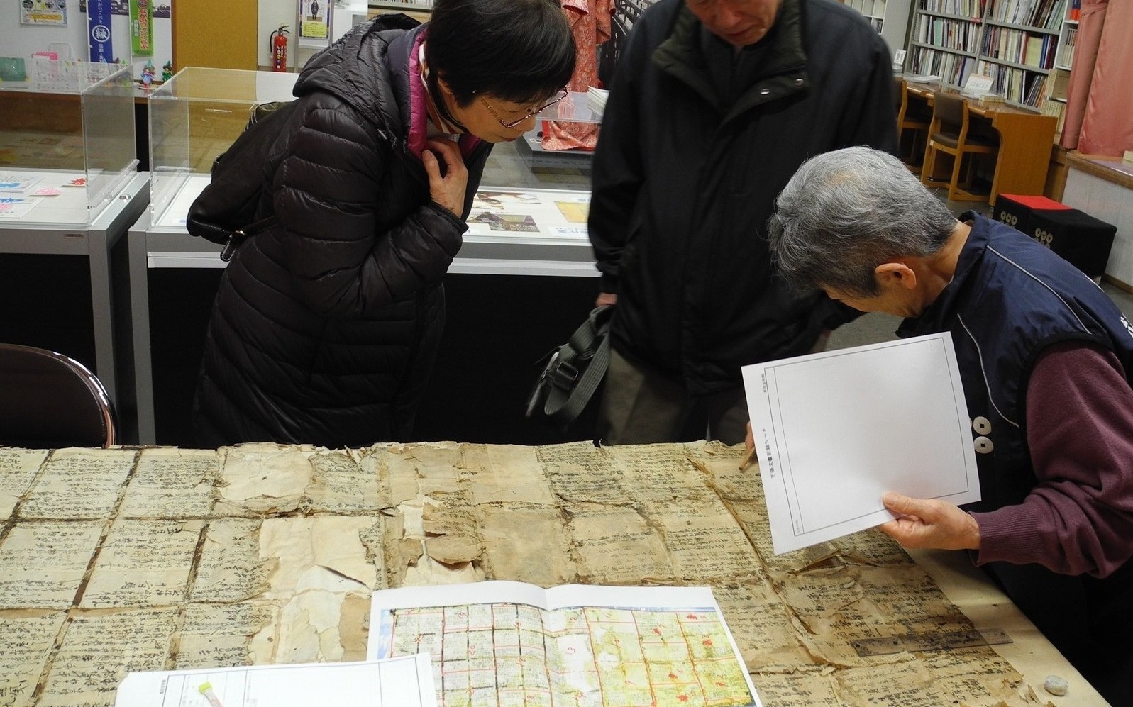 作業の様子を説明しているところの写真