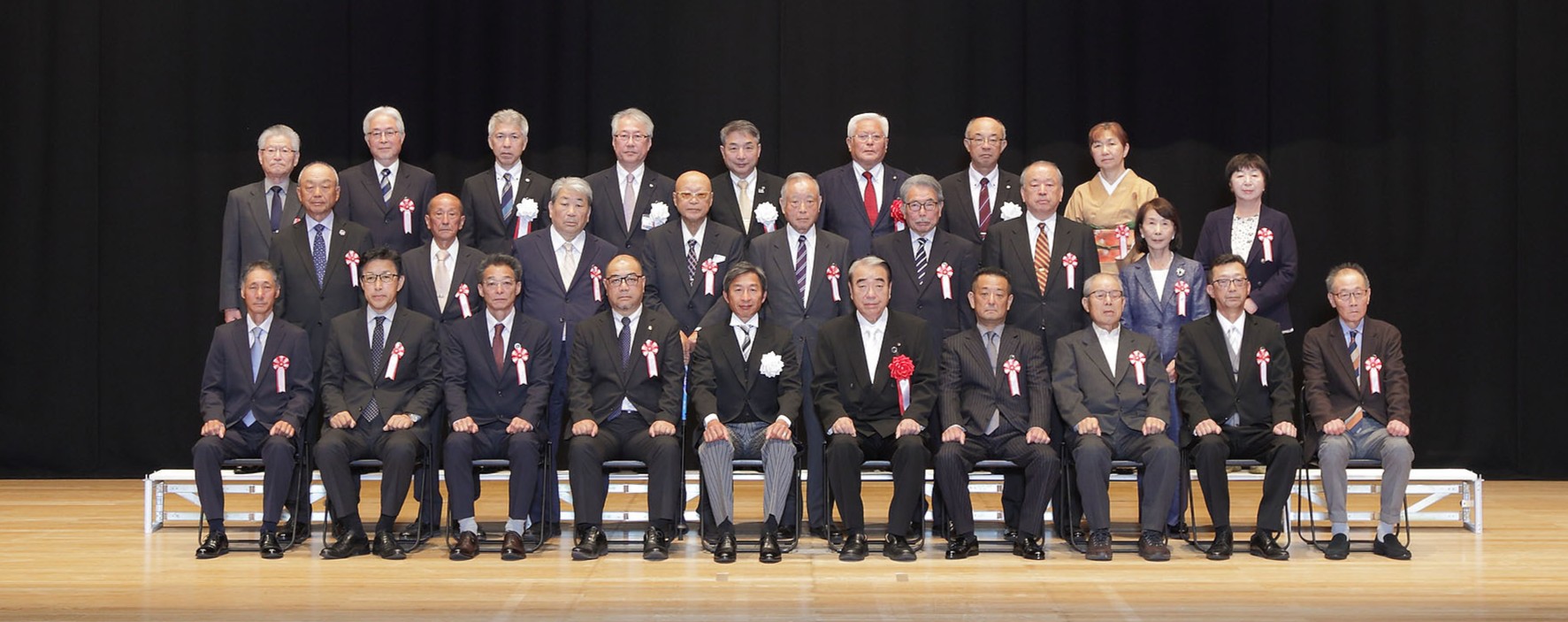 保健環境功労表彰、地域自治功労表彰、社会福祉功労表彰、産業振興功労表彰を受けた皆さんの写真