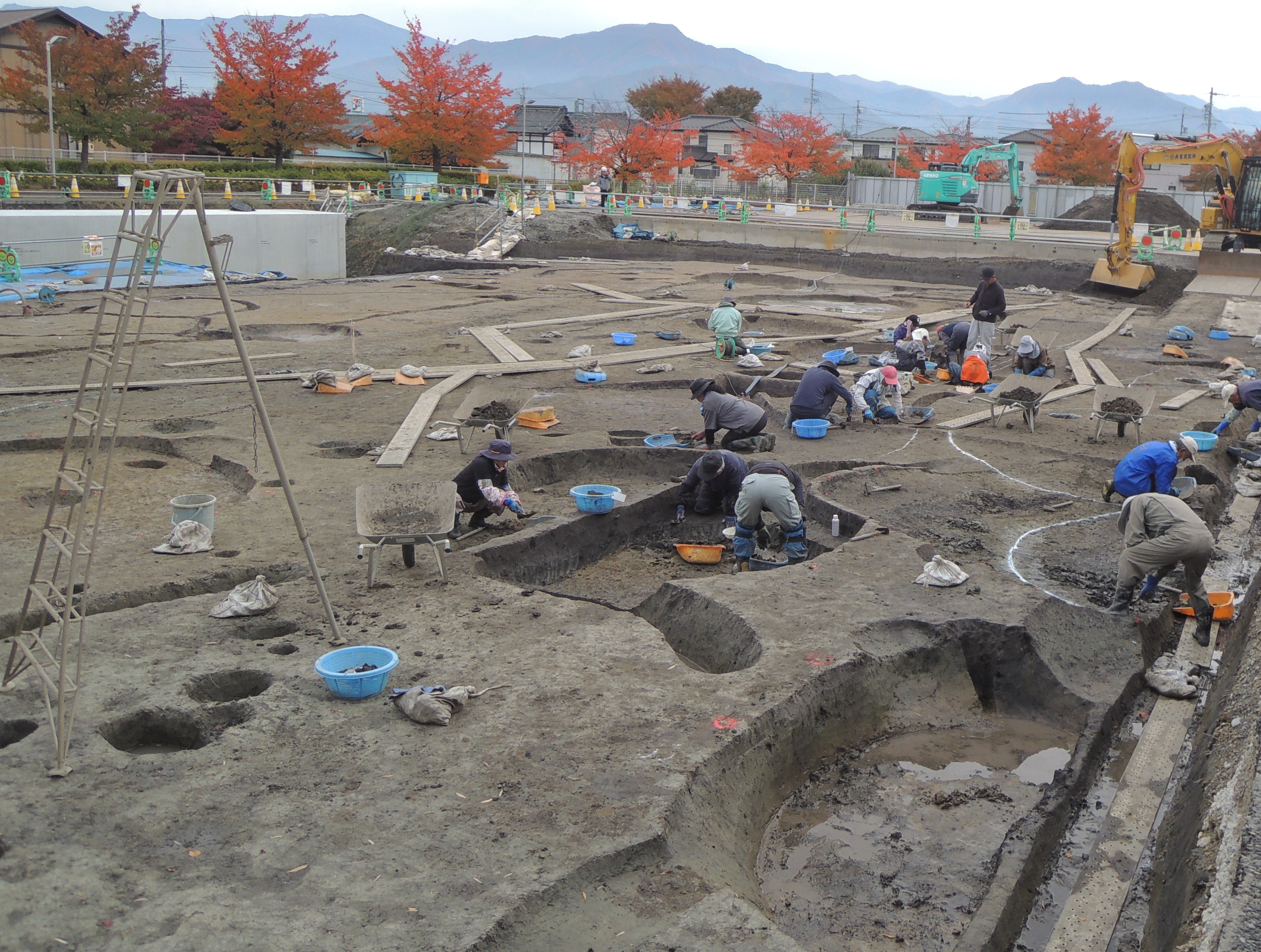 水内坐一元(みのちましますいちげん)神社遺跡の発掘調査の様子の写真