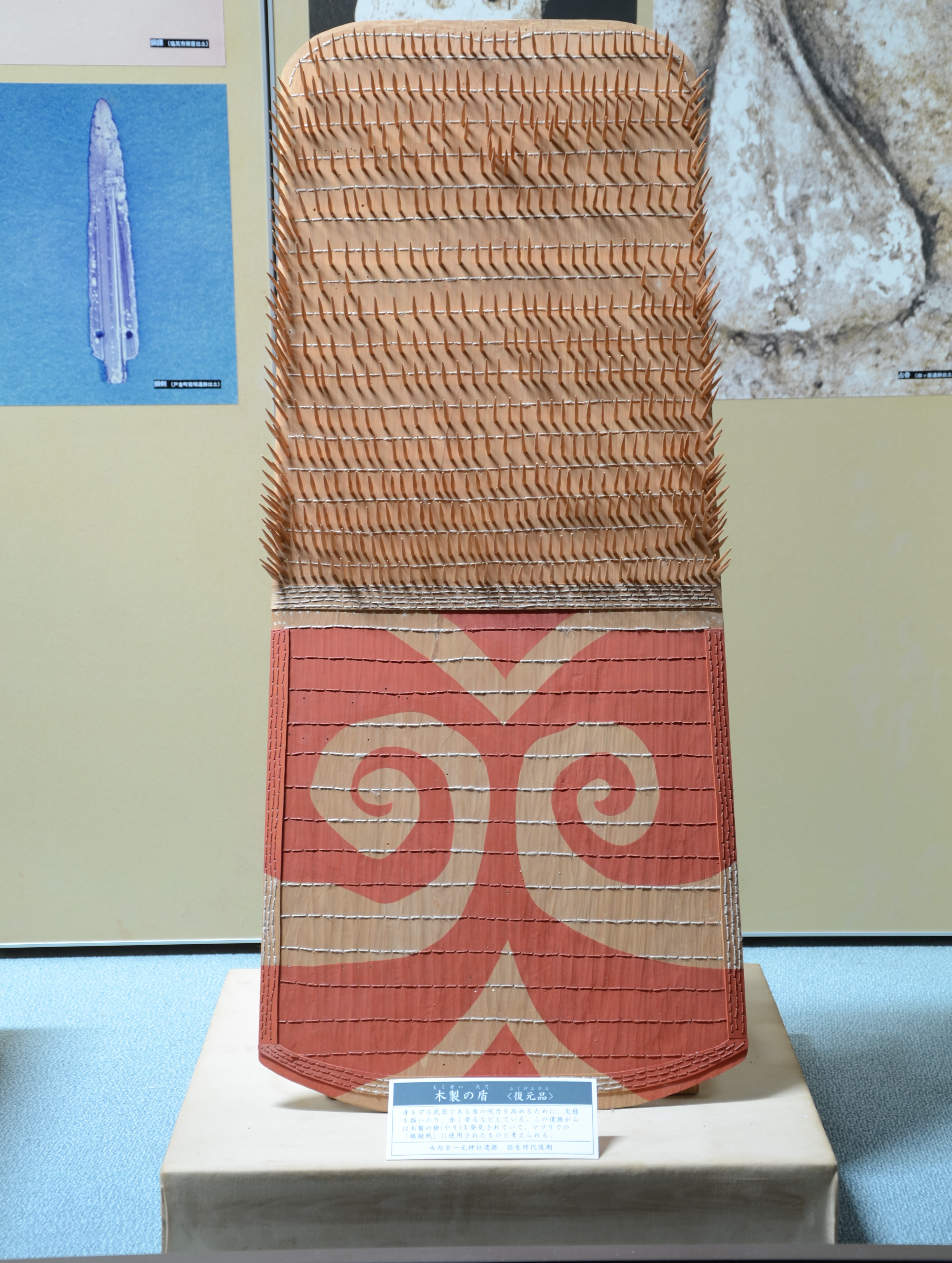 木製盾の復元模造の写真