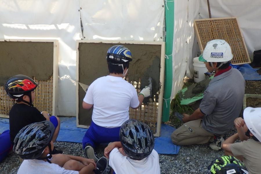 土壁塗り体験の様子