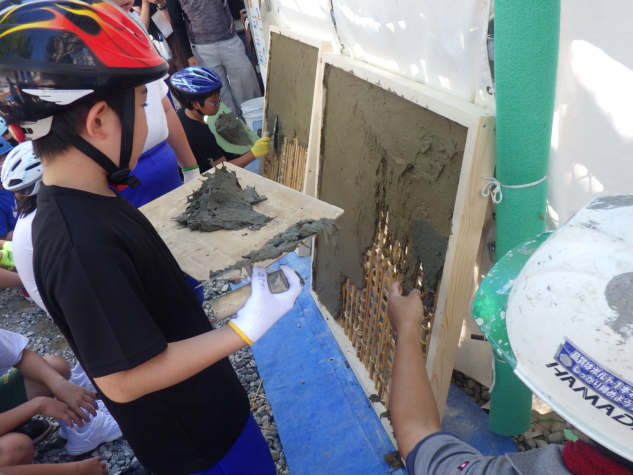 左官作業を体験の様子の写真