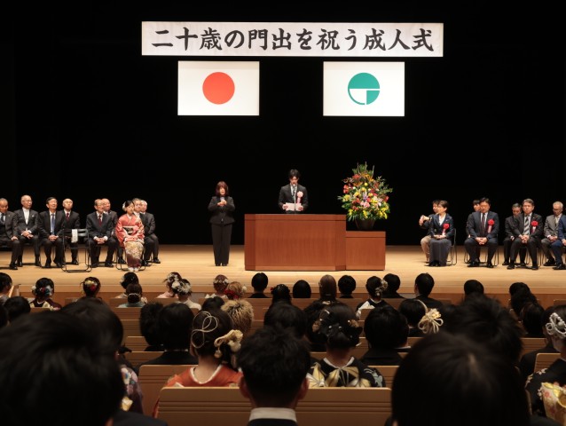 2人目が成人式誓いの言葉を述べる様子