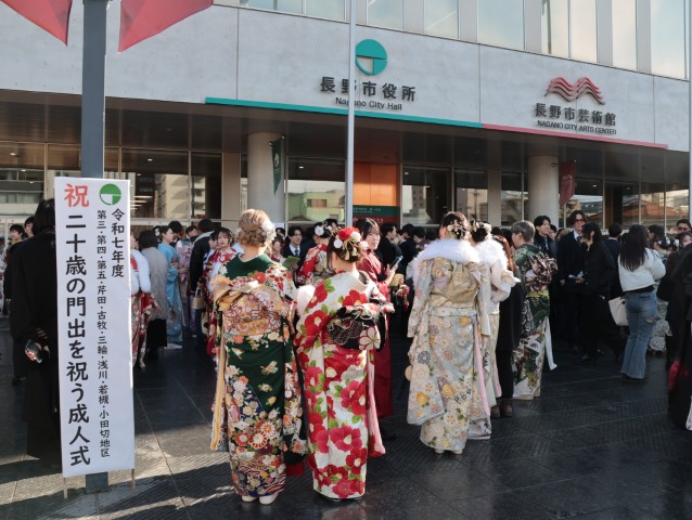 成人式終了後の会場の外の様子