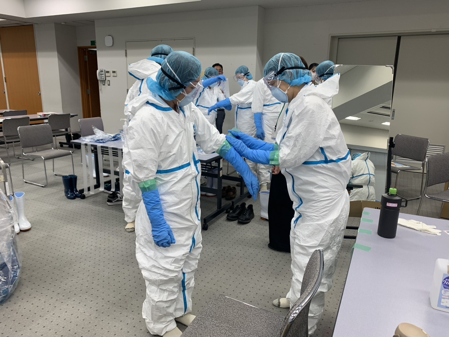 防護服の着脱訓練の写真