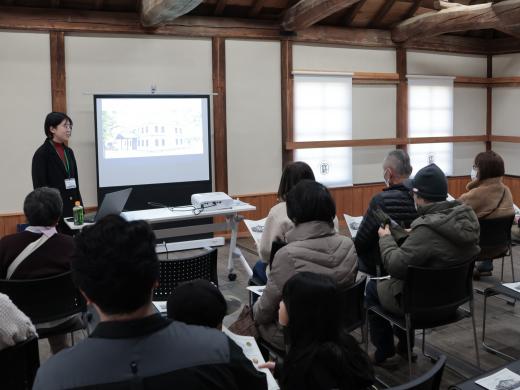 旧作新学校の歴史や保存工事の説明