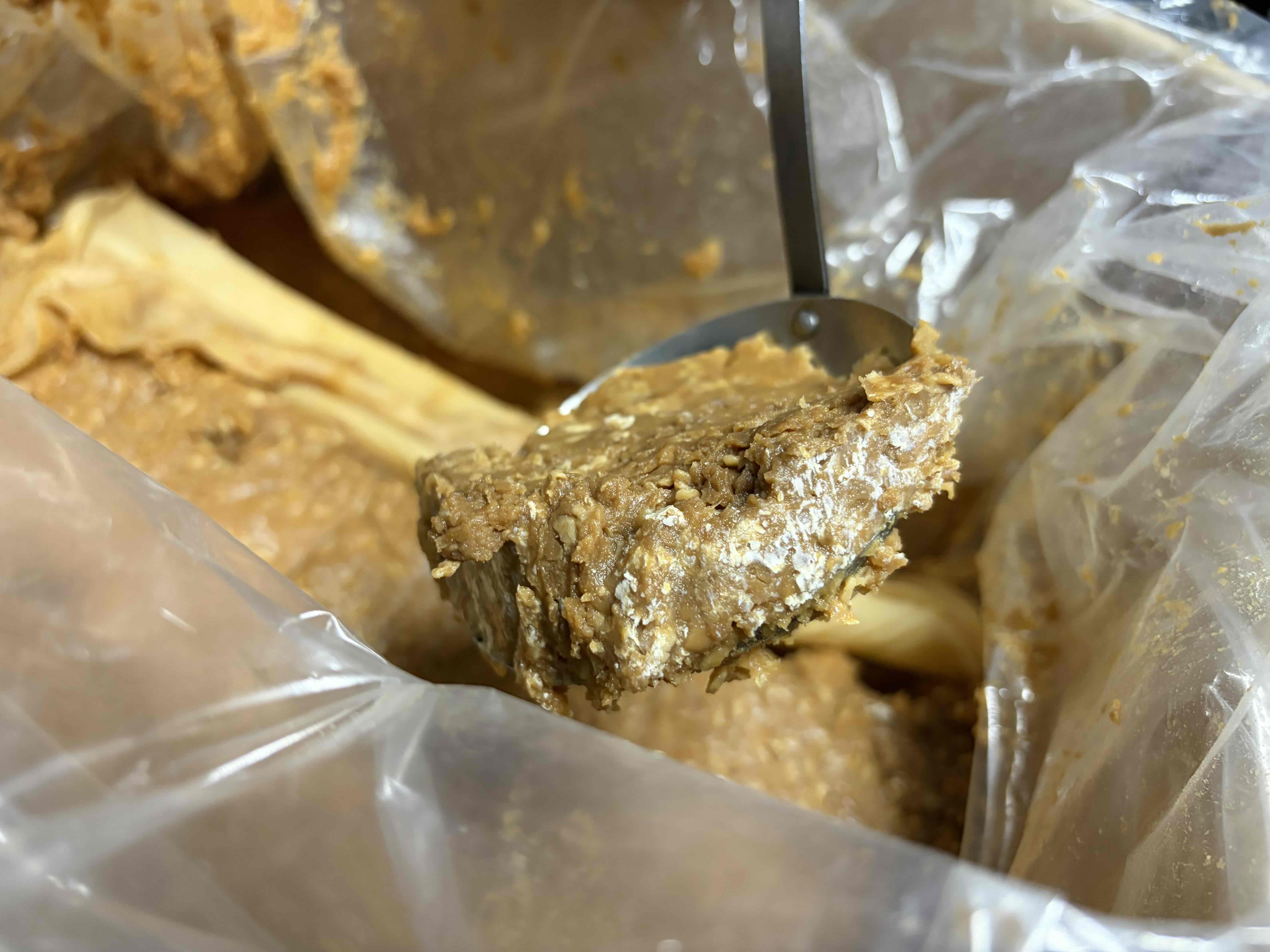 発酵してアミノ酸の結晶が付いているみそ