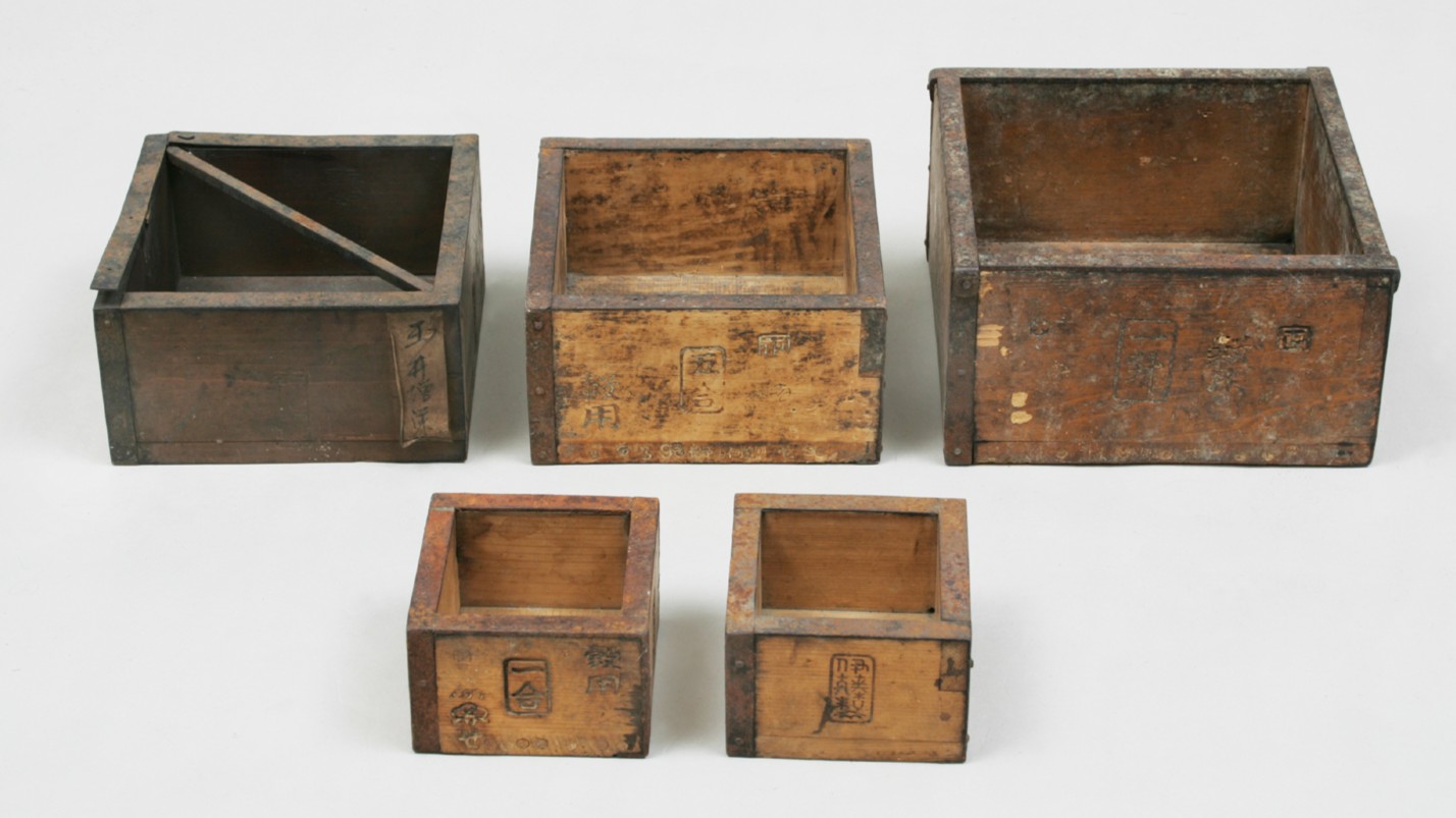 穀物などをはかるために使用していた升の写真