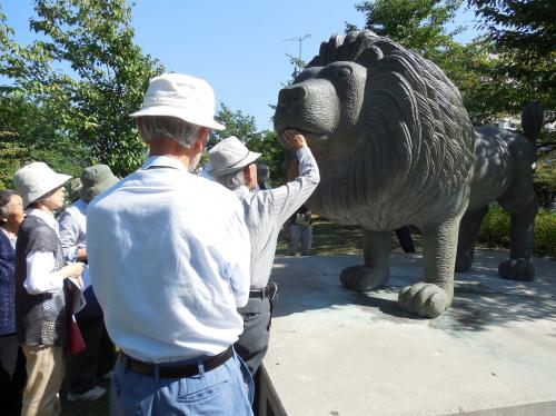 野外彫刻めぐりの様子