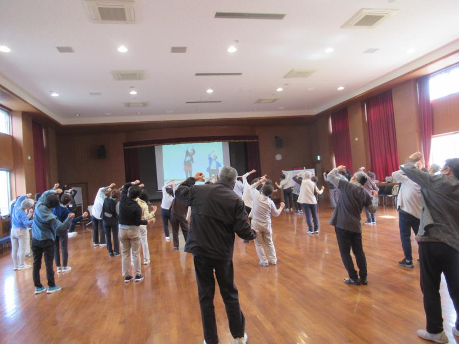 大豆島甚句体操をDVDを観ながらやっている様子