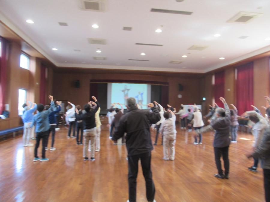 DVDを観ながら大豆島甚句体操をしている様子