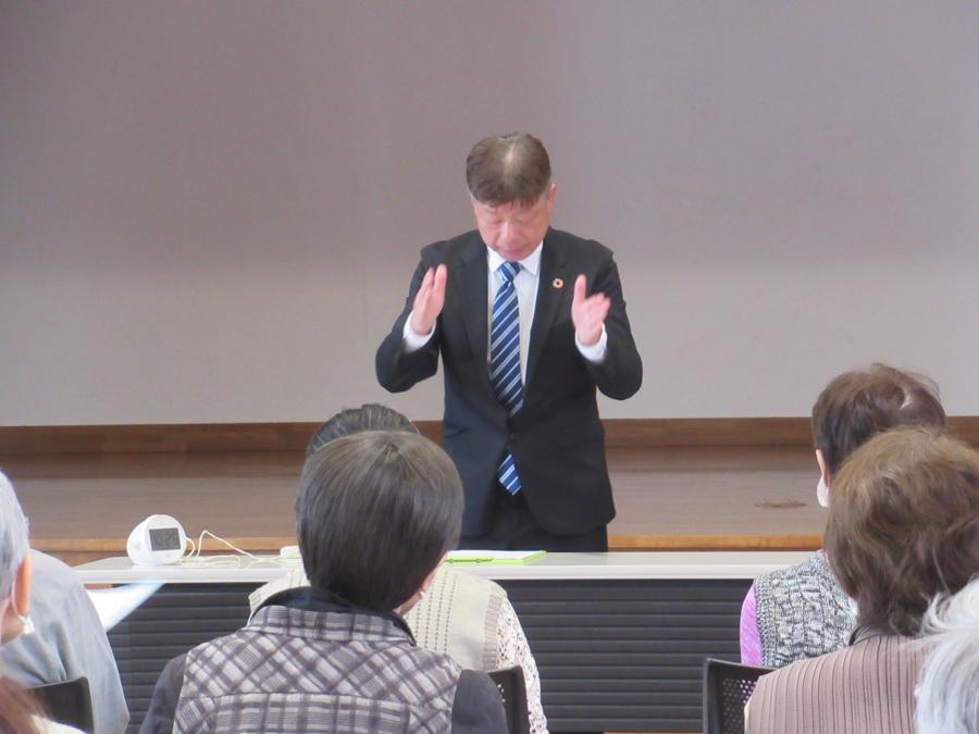 理事長の寺澤さんの手話で挨拶している様子