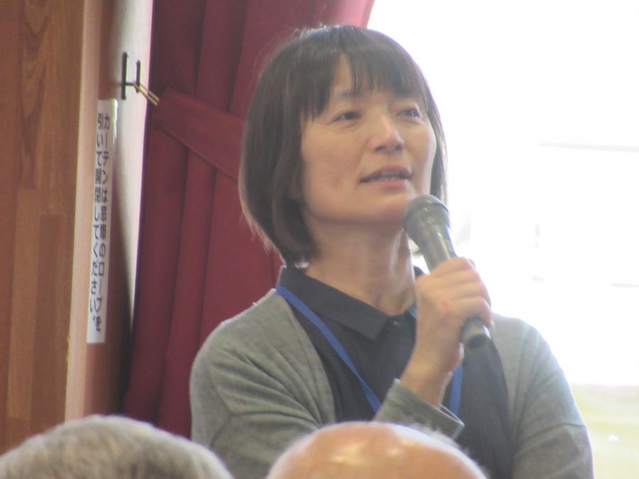 手話通訳の丸山さんの写真