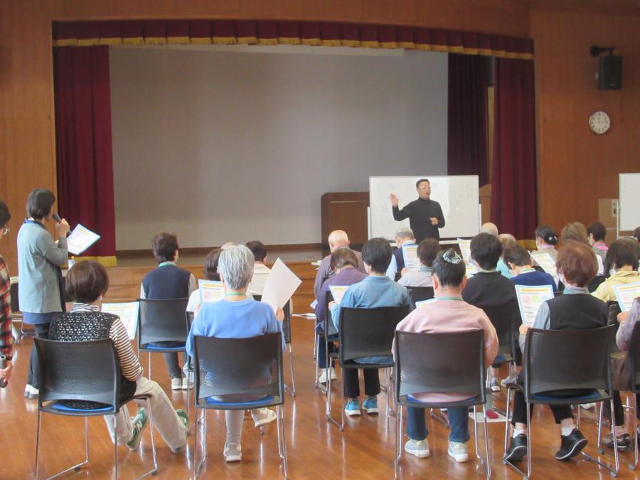 手話で挨拶を教えてくれている様子