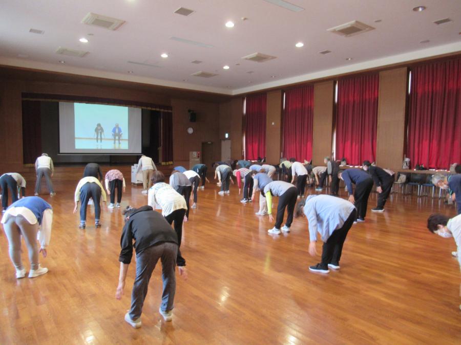 大豆島甚句体操をDVDを観ながらやっている様子