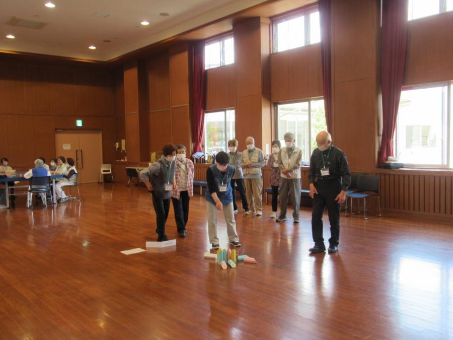 室内用モルックを練習している様子
