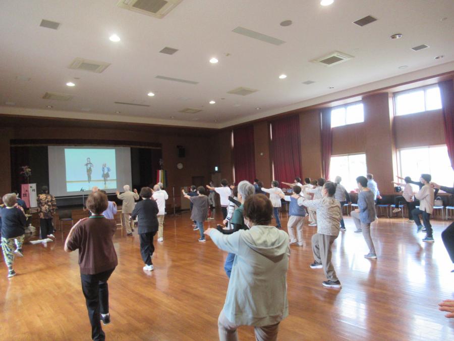 大豆島甚句体操をDVDを観ながらやっているところ