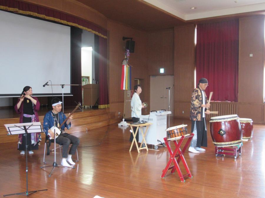 七福太鼓の4名のメンバーの演奏写真
