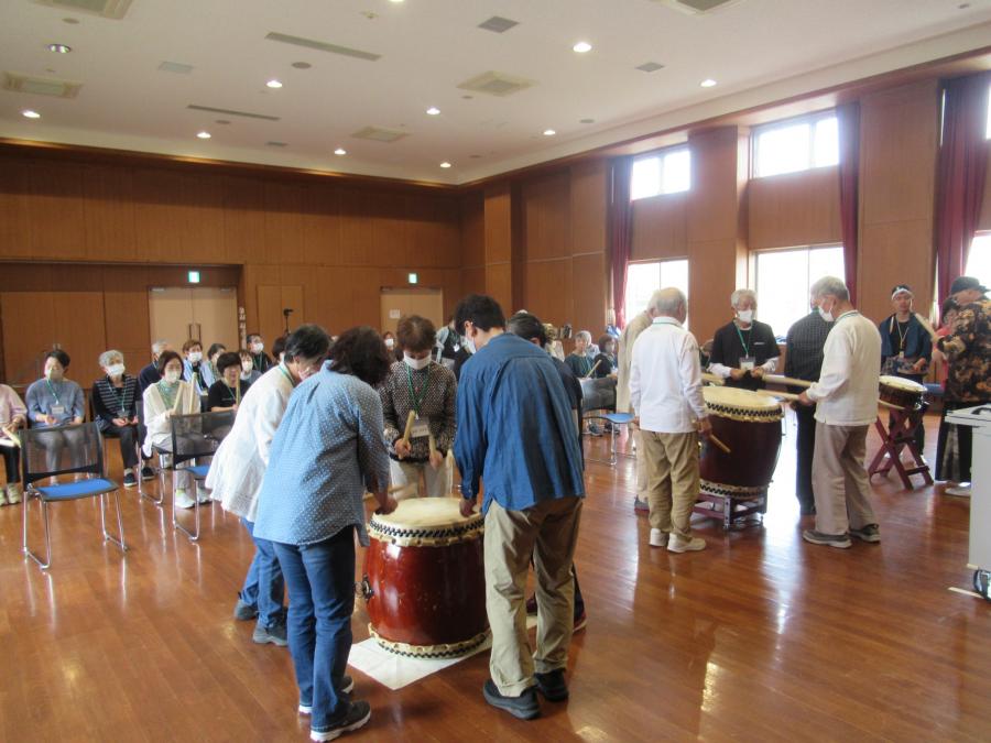 講師の指導に合わせて太鼓を打つ様子