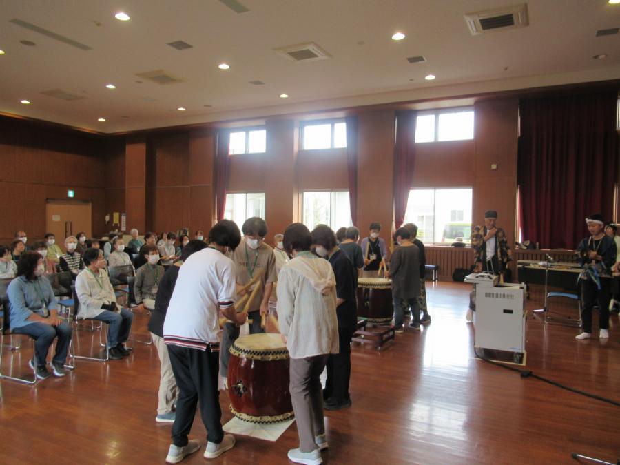 太鼓のリズムに合わせて5人で打っているところ