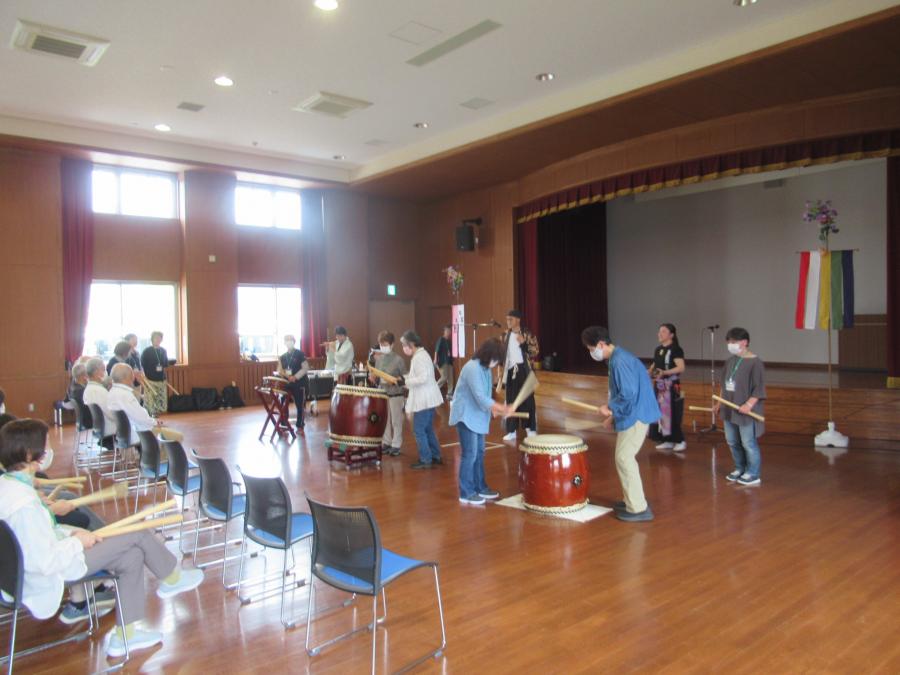 東京音頭を最後に一緒に演奏しているところ