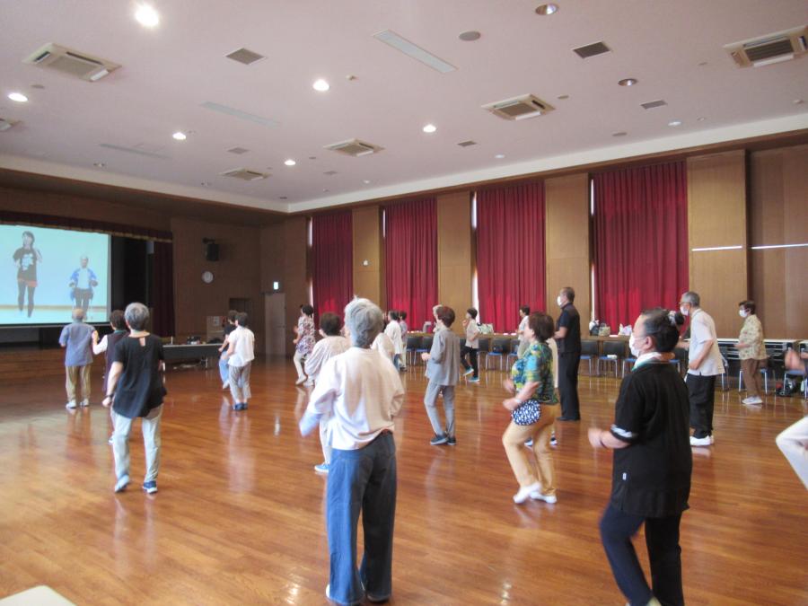 大豆島甚句体操をDVDを観ながらする様子