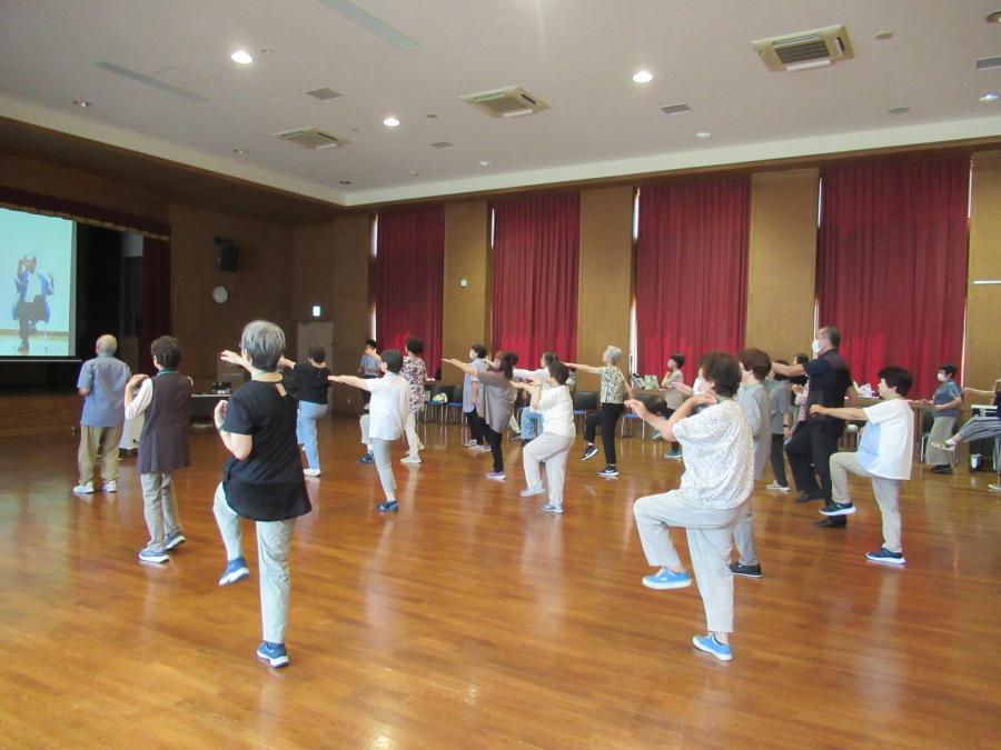 大豆島甚句体操をする様子