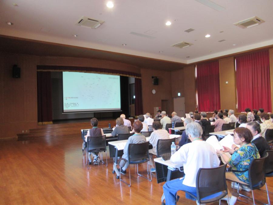 真剣に話を聞いている受講者の様子
