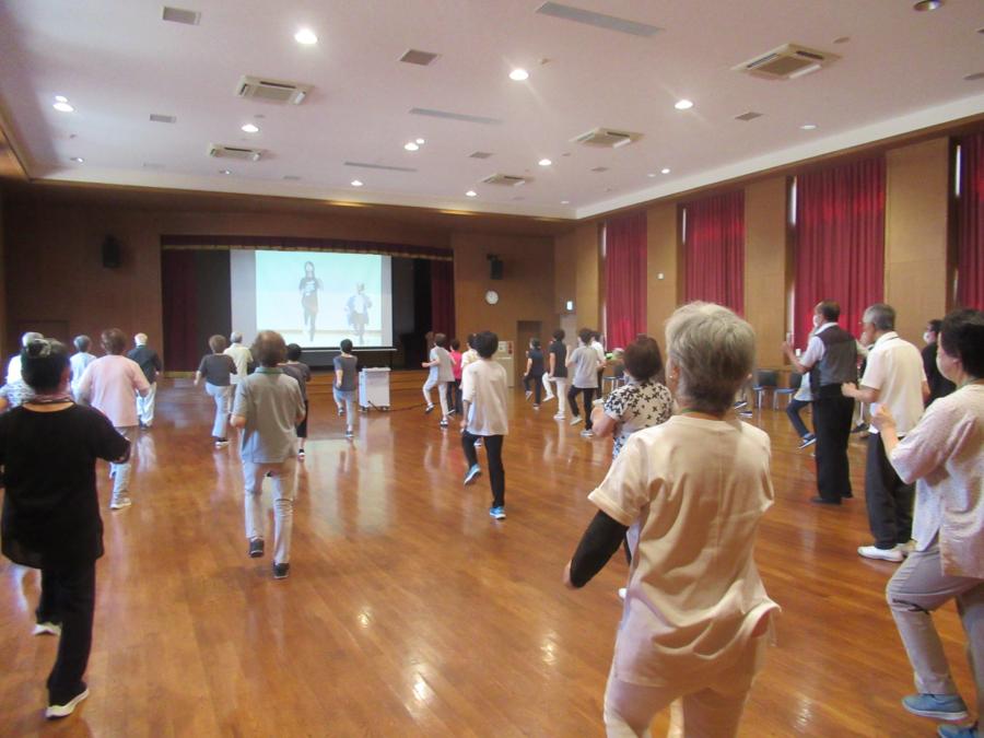 大豆島甚句体操をしているところ