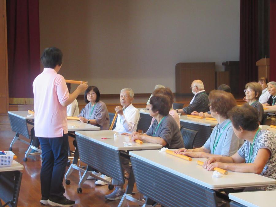 出来上がった新聞棒を手にしている様子