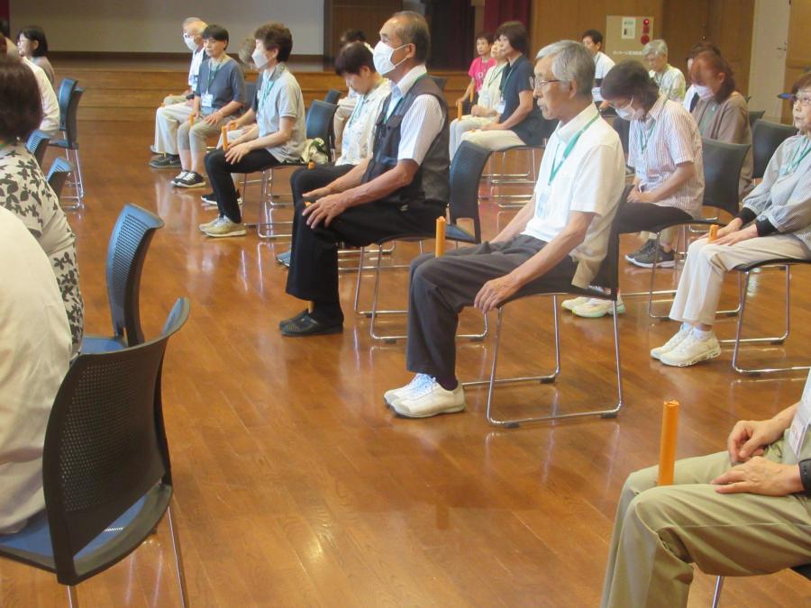 棒を足の間に挟んで運動する様子