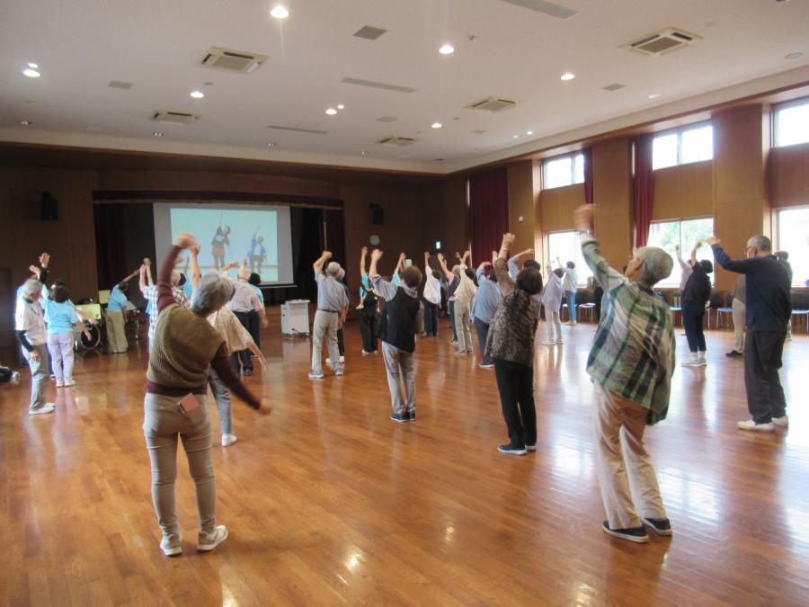 大豆島甚句体操をDVDを観ながらやっている様子