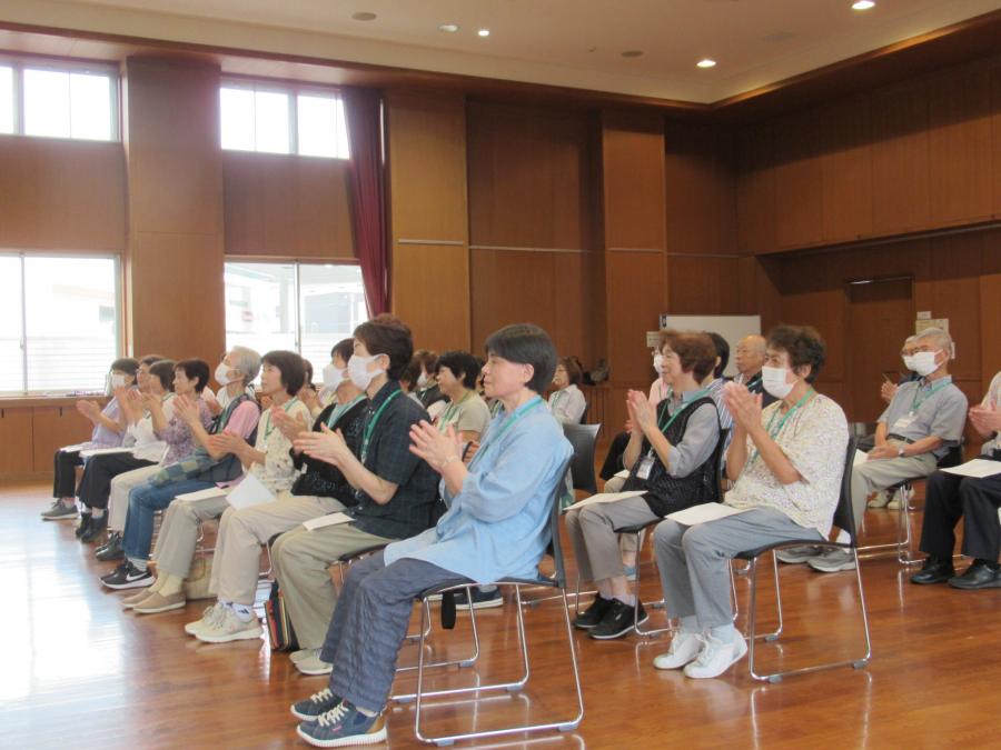 リズム打ちをしている会場の様子