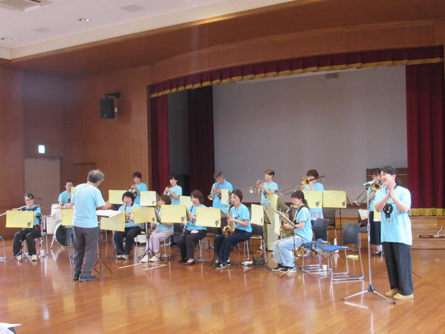 手遊びを入れながら音楽を聴く様子