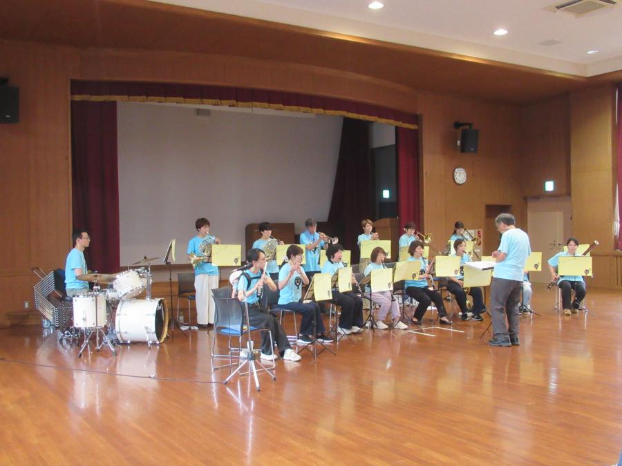 メドレーを演奏している様子