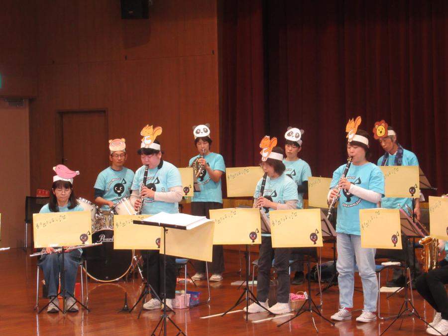お面をかぶった演奏者の様子