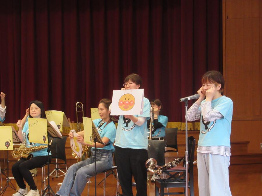 アンパンマンの手遊びを曲に合わせてやっている様子