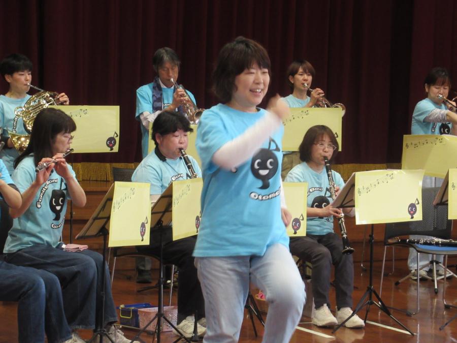 行進曲のダンスの見本に前でやっている様子