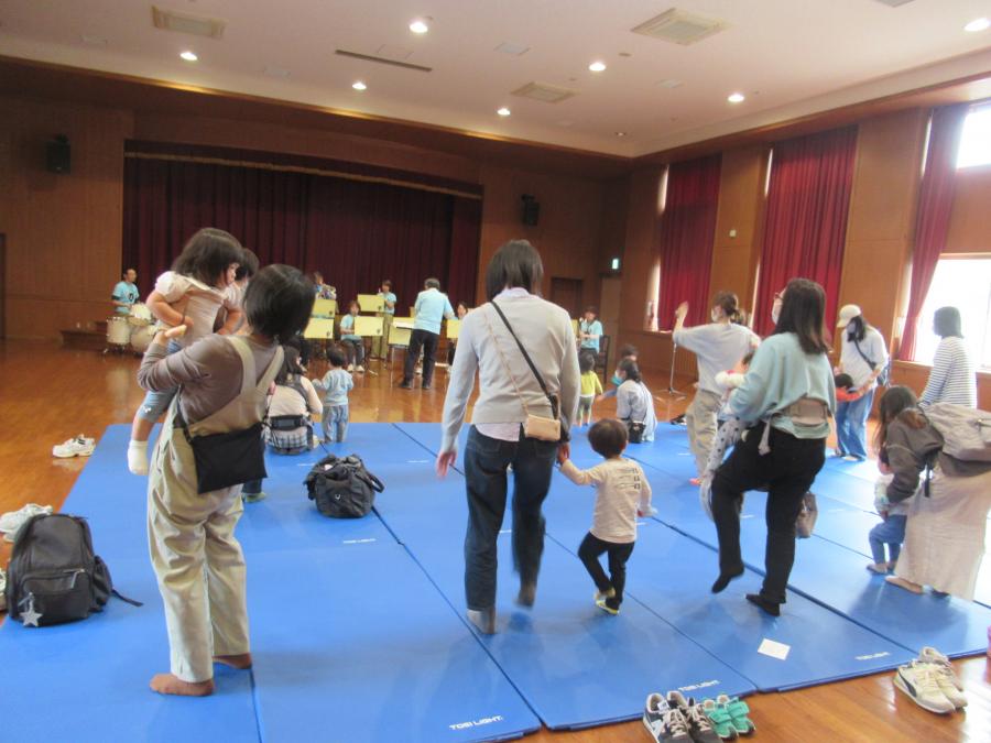 親子でマットに立ってダンスをしているところ