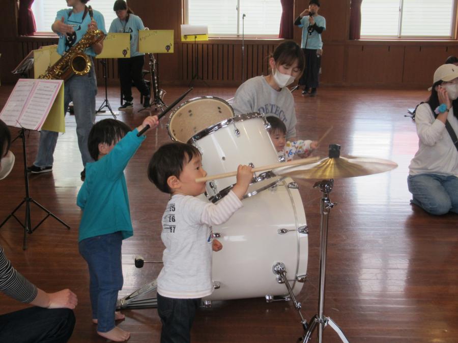 ドラムのバチで叩く体験をしている子どもたちの様子