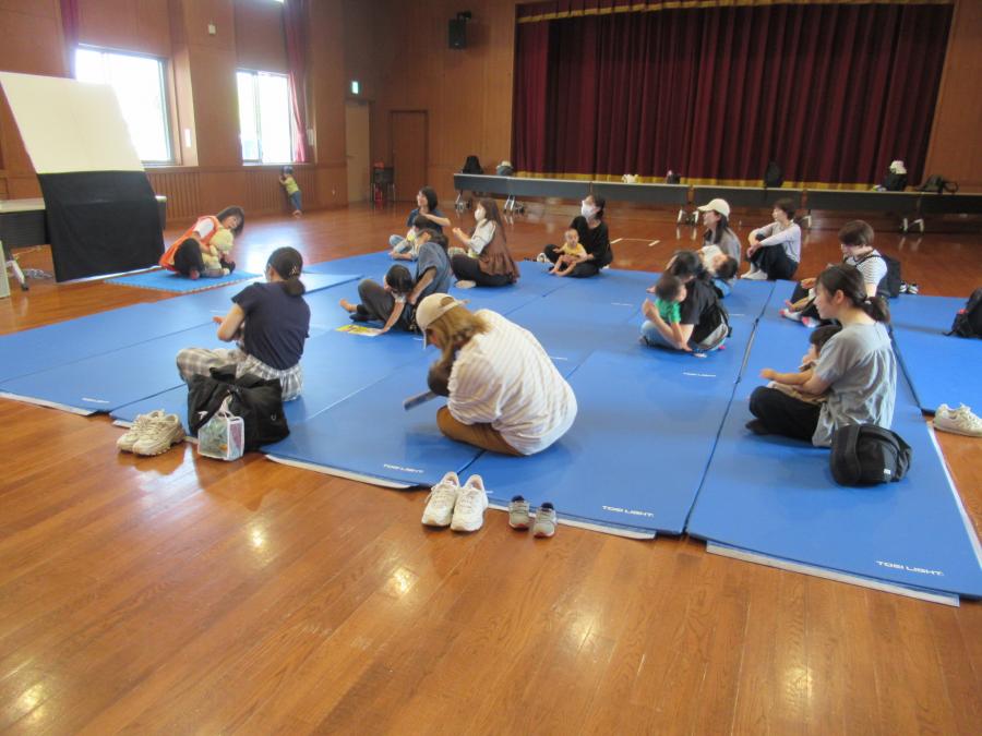座って親子で触れ合い遊びを楽しむ様子