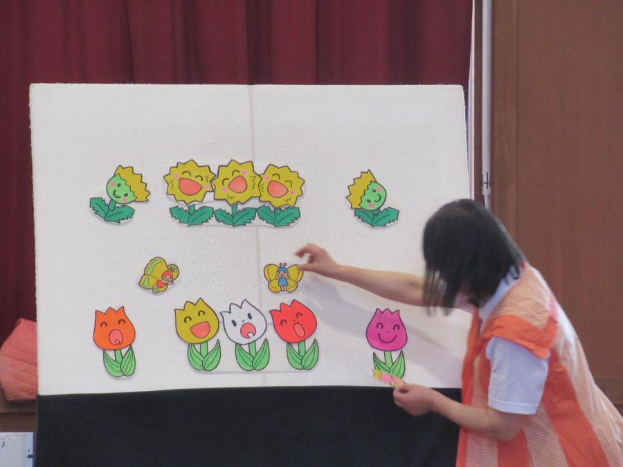 花を貼ってお話が進んでいる様子