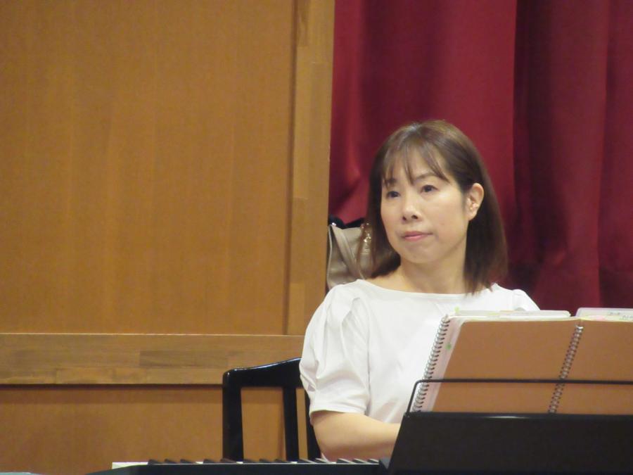 キーボードを弾いている講師の写真